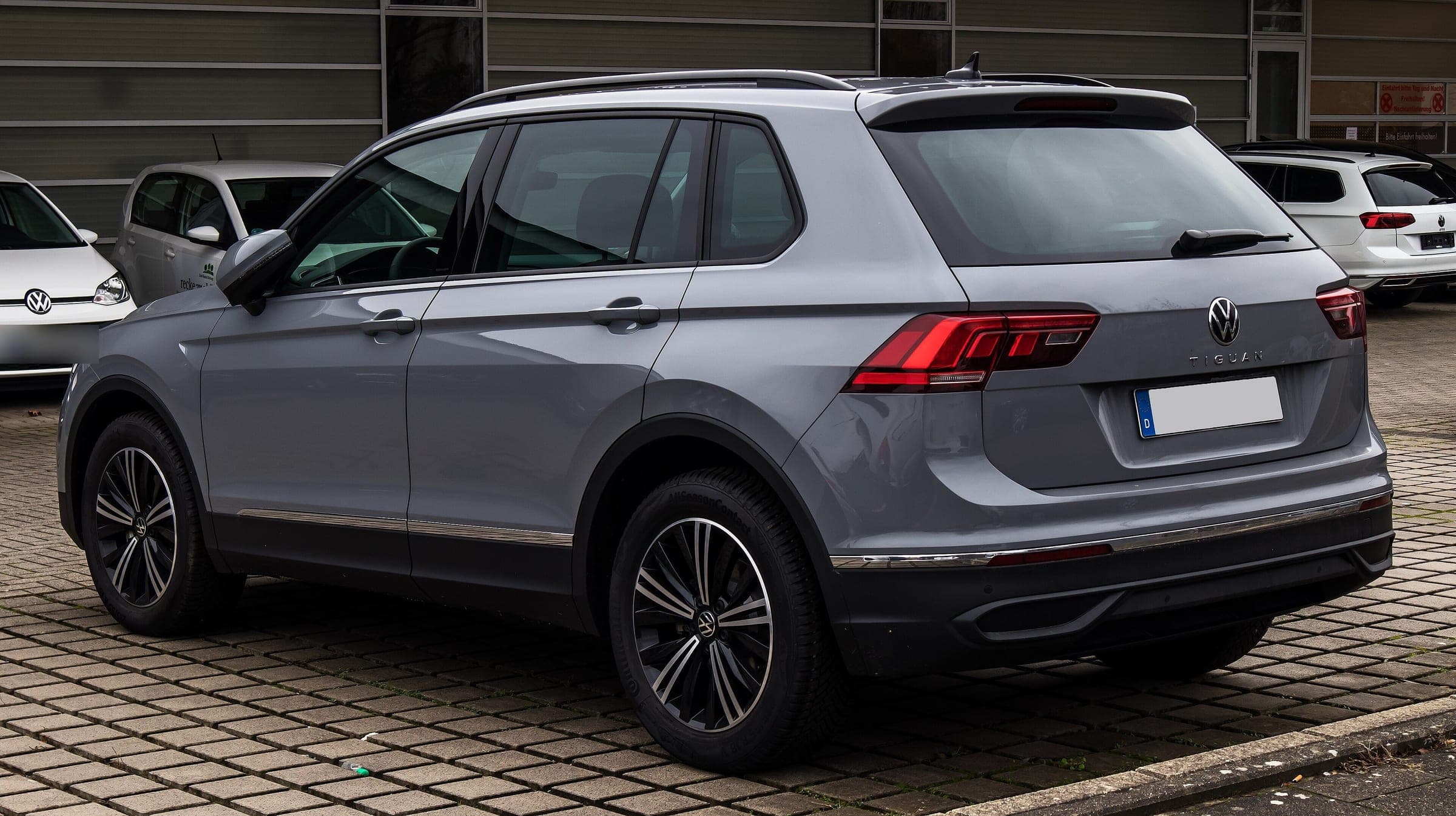 Grauer Volkswagen Tiguan, Heckansicht schräg von links